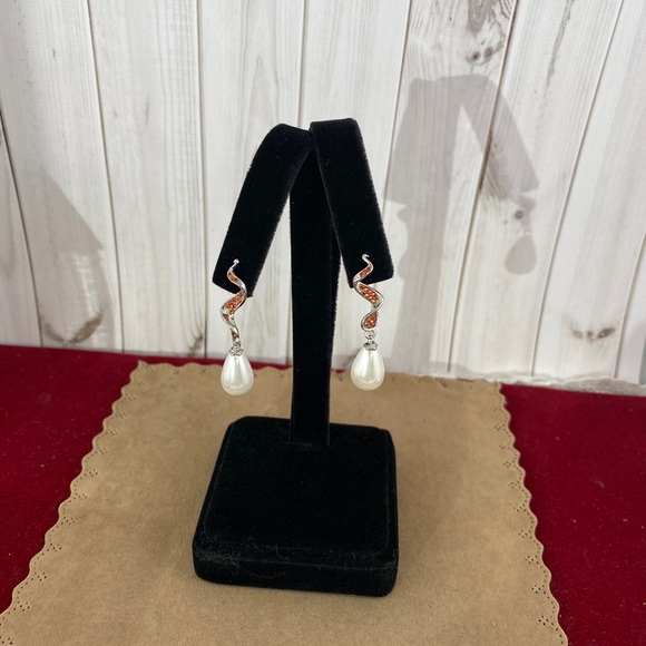 Red garnets and Fresh Water Pearl Earrings - Picture 3 of 6